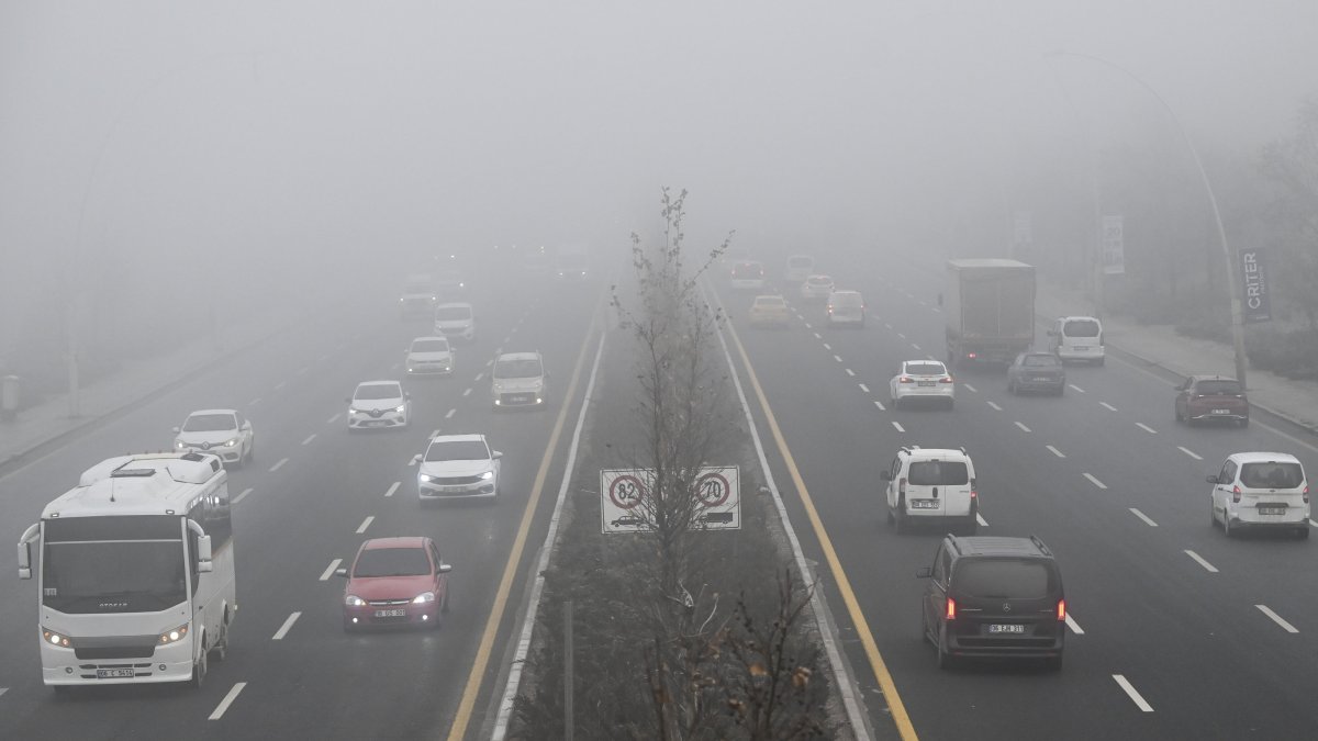 Foggy conditions cause significant traffic delays during the morning hours, Ankara, Türkiye, Dec. 19, 2024. (AA Photo)