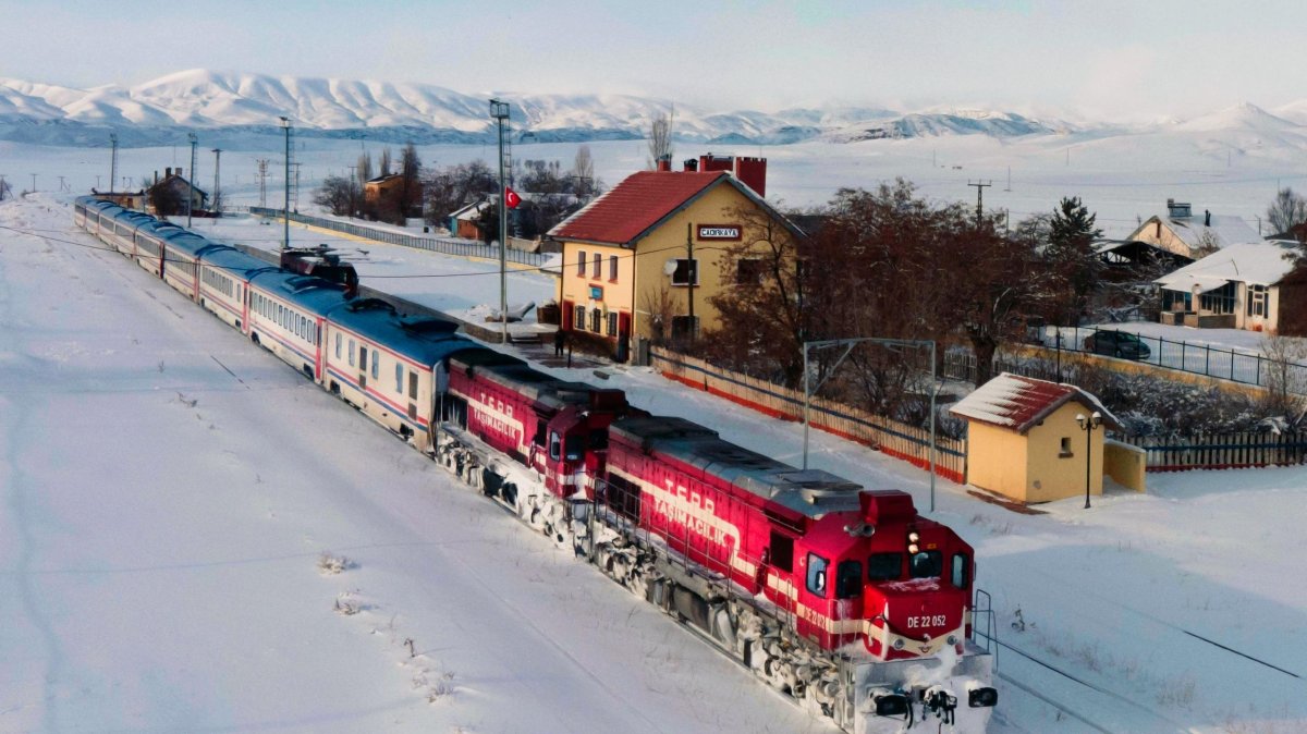 The Eastern Express offers travelers a scenic winter journey through Anatolia. (DHA Photo)