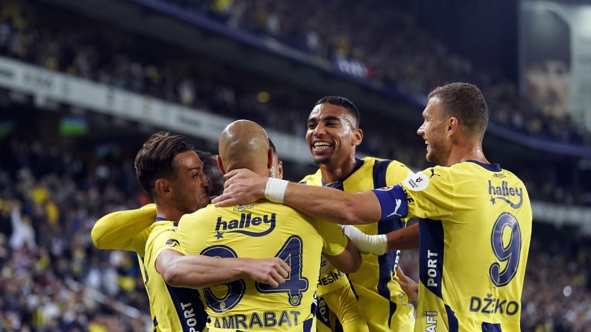 Fenerbahçe players celebrate during the Süper Lig match Sivasspor at the Ülker Stadium, Istanbul, Türkiye, Nov. 10, 2024. (IHA Photo)