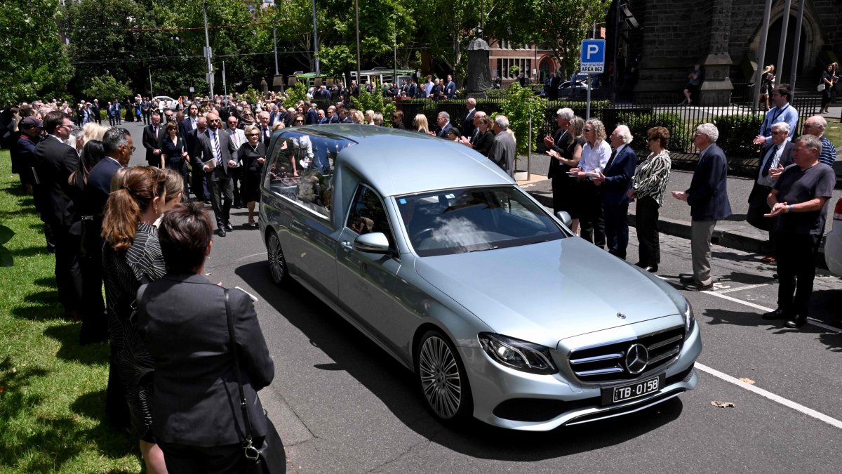 People pay their respects as the hearse carrying the casket of Australian tennis great Neale Fraser leaves St Patrick&#039;s Cathedral after the state funeral for the three-time grand slam winner who died aged 91, Melbourne, Australia, Dec. 18, 2024. (AFP Photo)