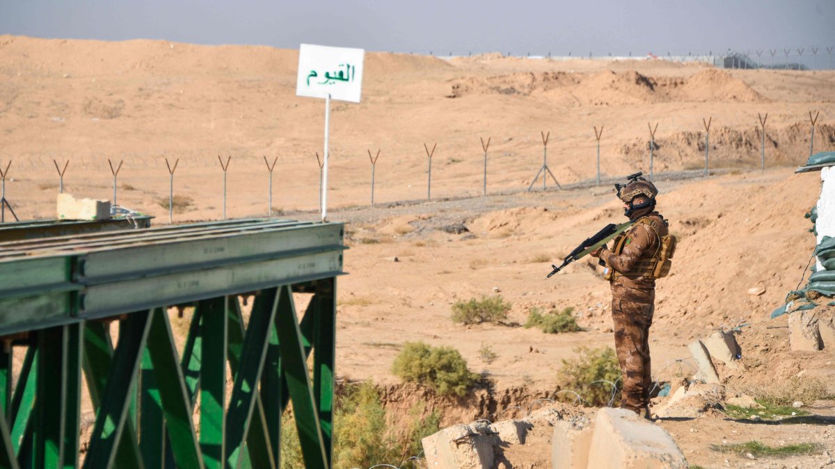 A picture shows members of an Iraqi force standing guard at the Iraqi-Syrian border, Dec. 5, 2024. (AFP Photo)