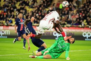 Paris Saint-Germain's Gianluigi Donnarumma (R) sustains an injury from Monaco's Wilfried Singo (2nd-R) during the French L1 football match between AS Monaco and Paris Saint-Germain at the Louis II Stadium (Stade Louis II), Monaco, Dec. 18, 2024. (AFP Photo)