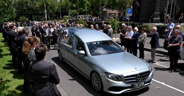 People pay their respects as the hearse carrying the casket of Australian tennis great Neale Fraser leaves St Patrick's Cathedral after the state funeral for the three-time grand slam winner who died aged 91, Melbourne, Australia, Dec. 18, 2024. (AFP Photo)