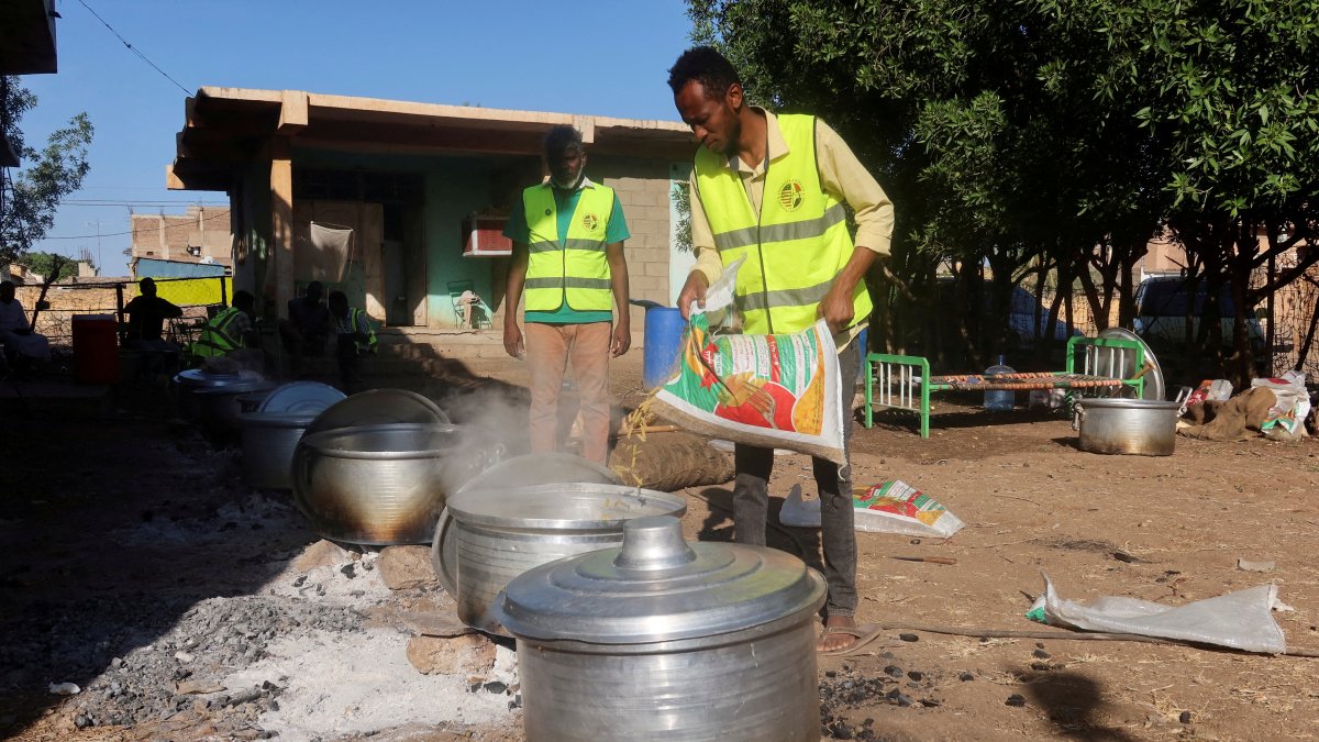 A volunteer at a Sudanese mobile kitchen prepares food at one of the displacement centers in New Halfa, Sudan, Nov. 2, 2024. (Reuters Photo)