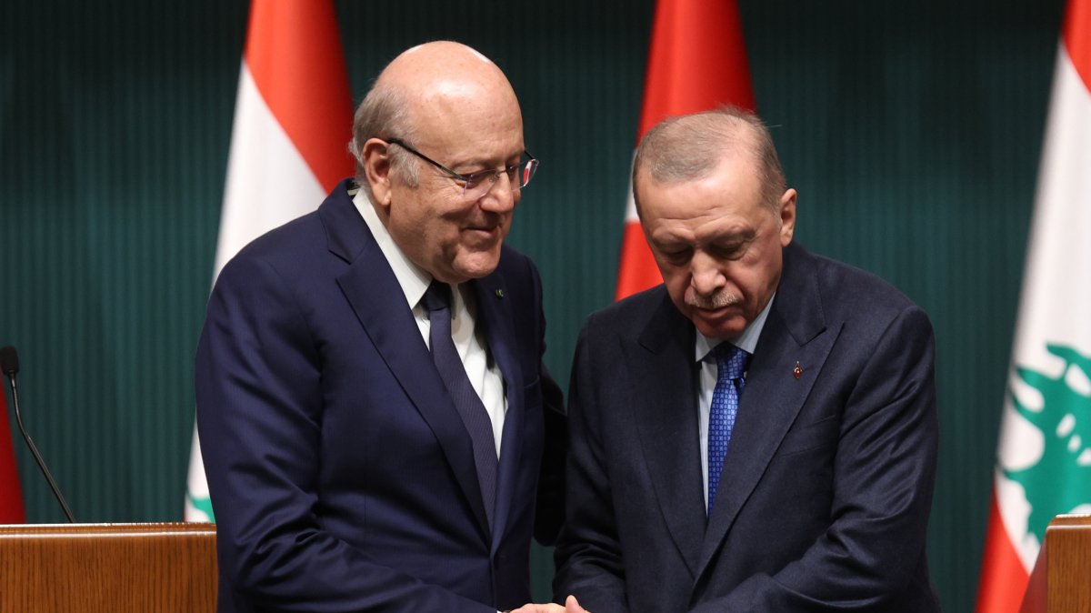 Lebanese Prime Minister Najib Mikati (L) and President Recep Tayyip Erdoğan (R) attend a press conference after their meeting at the Presidential Complex in Ankara, Türkiye, Dec. 18, 2024. (EPA Photo)