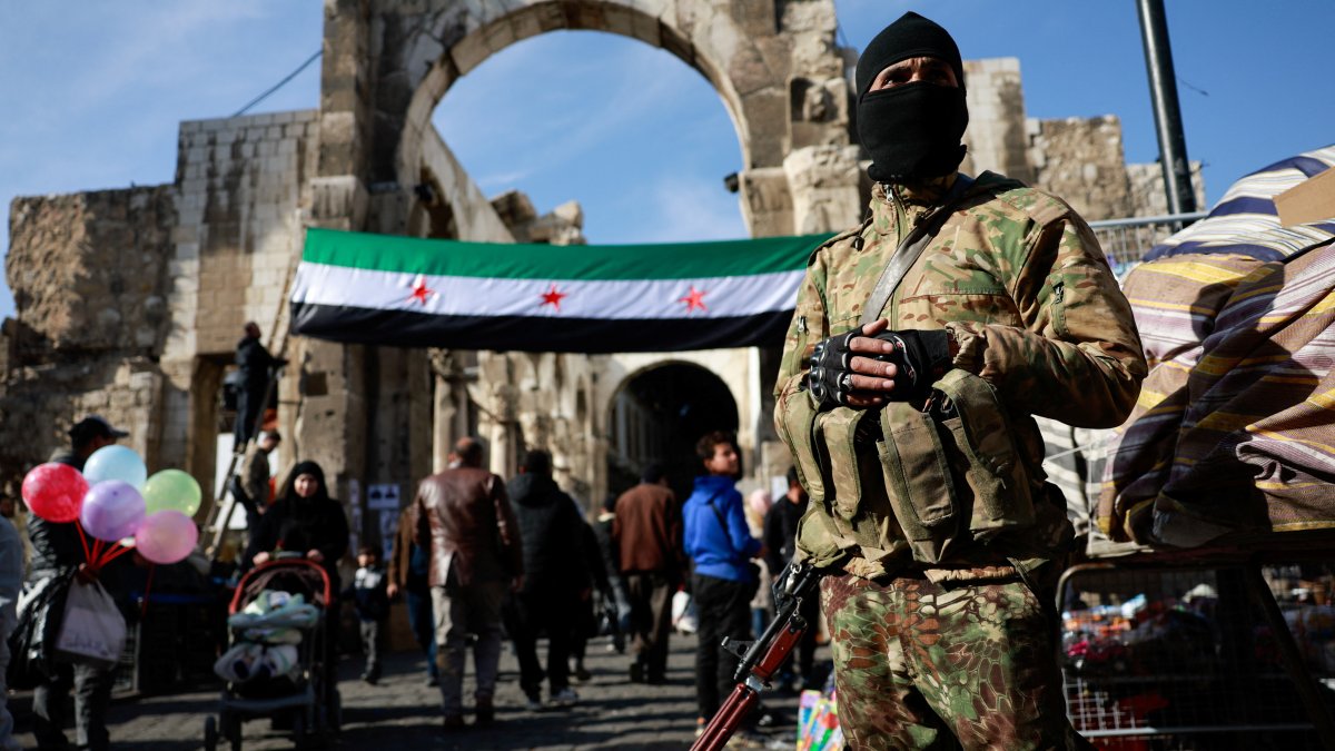 A fighter of the ruling Syrian body stands guard on the day people attend Friday prayers after the ousting of Syria&#039;s Bashar Assad, in Damascus, Syria, Dec. 20, 2024. (Reuters Photo)