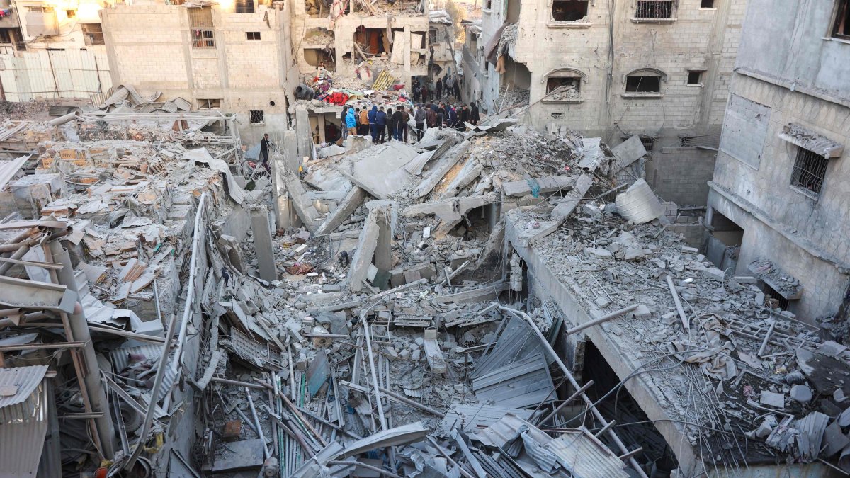 People look for survivors following an Israeli strike on a home belonging to the al-Zaytouniyah family, in the al-Daraj neighborhood, Gaza City, Gaza, Palestine, Dec. 19, 2024. (AFP Photo)