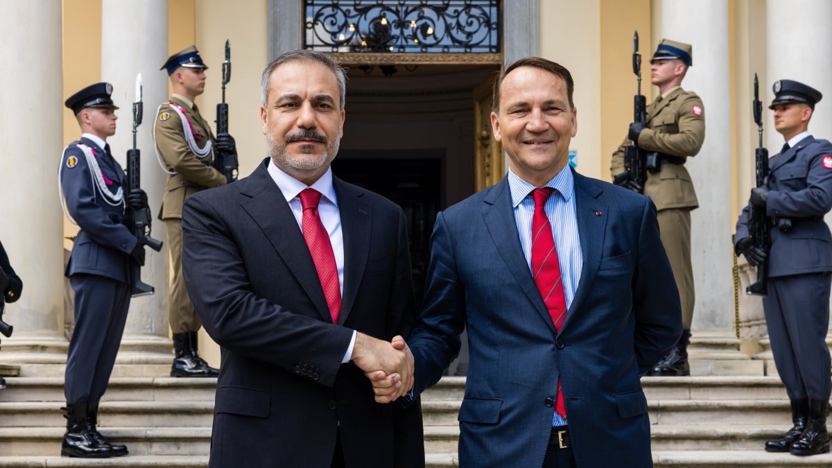 Foreign Minister Hakan Fidan (L) and Polish Foreign Minister Radoslaw Sikorski shake hands before a meeting in Helenow, central Poland, June 26, 2024. (IHA Photo)