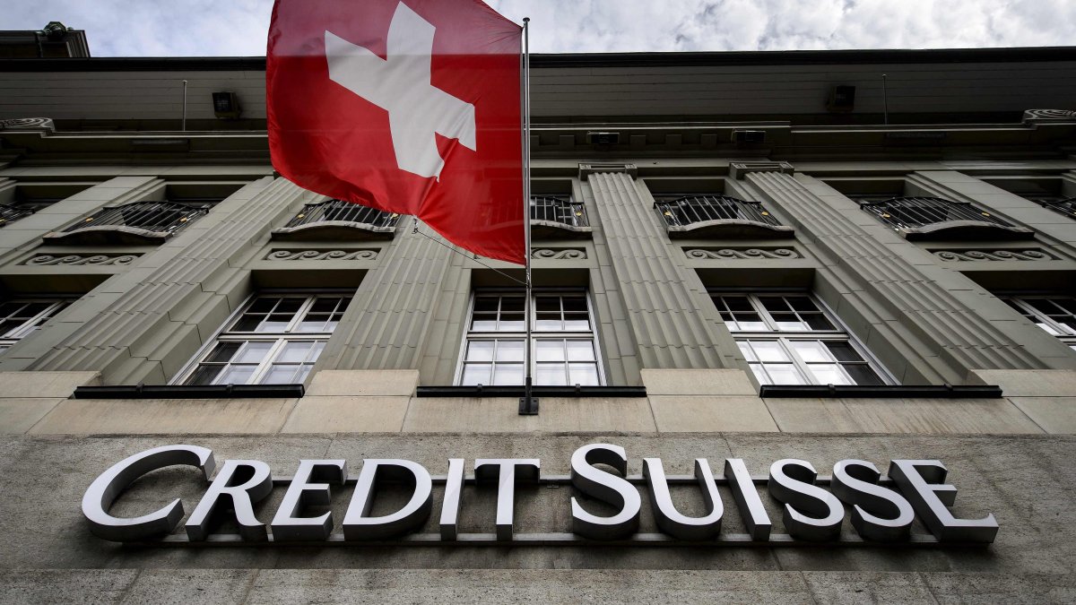 A Swiss flag flies over a sign of Swiss bank Credit Suisse, Bern, Switzerland, May 8, 2014. (AFP Photo)