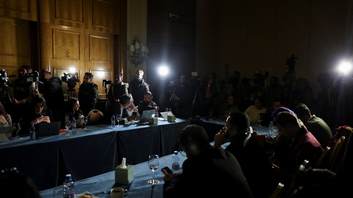 Members of the media react during a power cut ahead of the news conference of U.S. Assistant Secretary of State for Near Eastern Affairs Barbara Leaf, in Damascus, Syria, Dec. 20, 2024. (Reuters Photo)