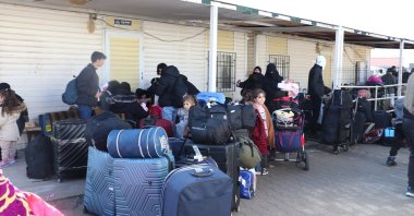 Syrian refugees wait to cross into Syria at Öncüpınar border crossing, in Kilis, southern Türkiye, Dec. 17, 2024. (AA Photo)