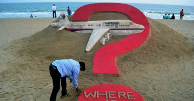 An Indian sand artist Sudarsan Pattnaik creates a sand sculpture of the missing Malaysia Airlines flight MH370 on Puri beach, Odisha state, India, March 7, 2015. (AFP Photo)