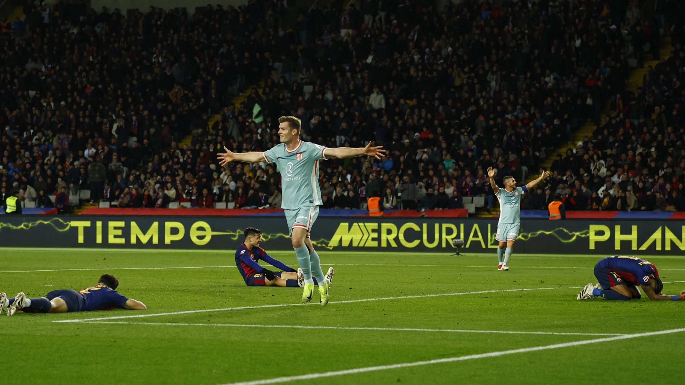 Atletico Madrid&#039;s Alexander Sorloth celebrates scoring their winning goal against Barcelona in a La Liga match, Barcelona, Spain, Dec. 21, 2024. (Reuters Photo)