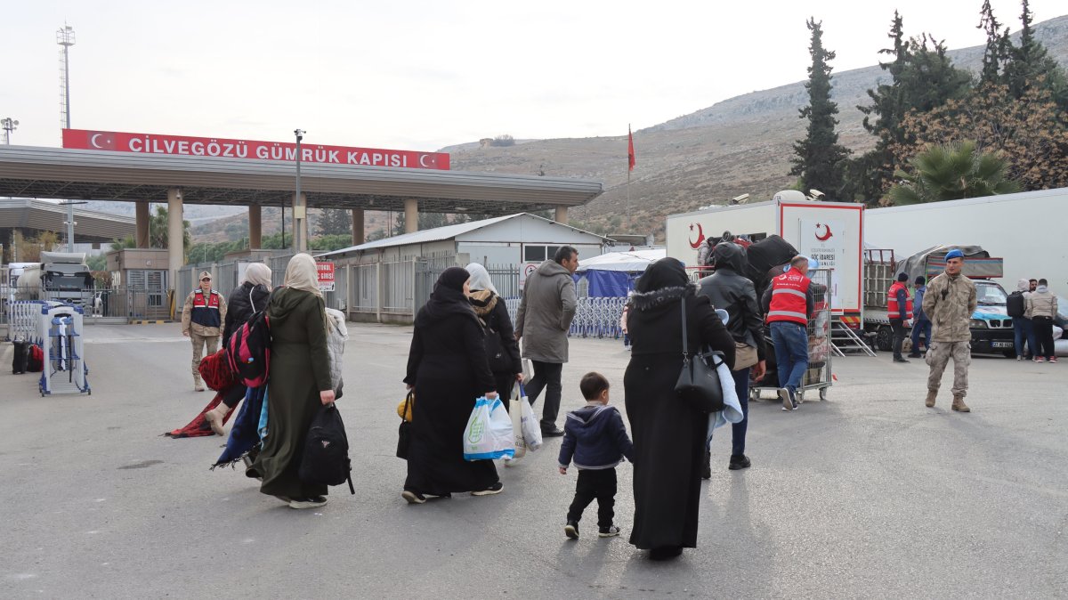 Syrian refugees head to the Cilvegözü border crossing, Hatay, southern Türkiye, Dec. 20, 2024. (AA Photo)