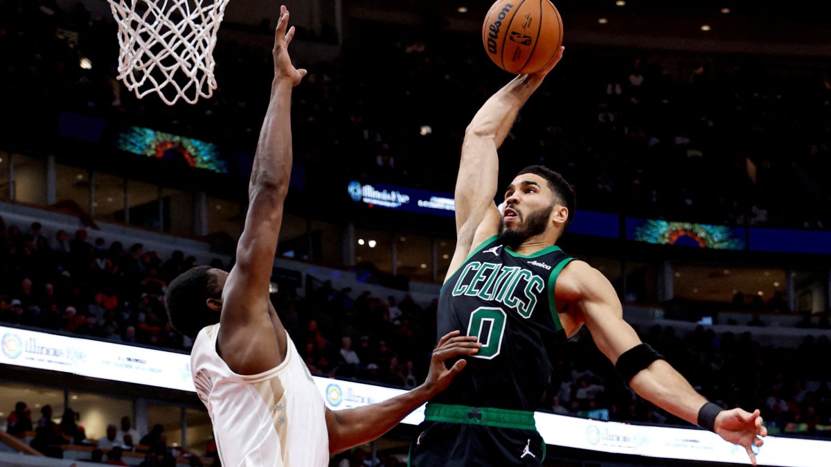 Boston Celtics forward Jayson Tatum (R) goes to the basket against Chicago Bulls forward Jalen Smith during an NBA game, Chicago, Illinois, U.S., Dec 21, 2024. (Reuters Photo)