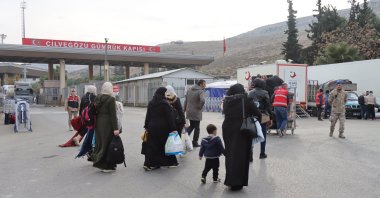 Syrian refugees head to the Cilvegözü border crossing, Hatay, southern Türkiye, Dec. 20, 2024. (AA Photo)
