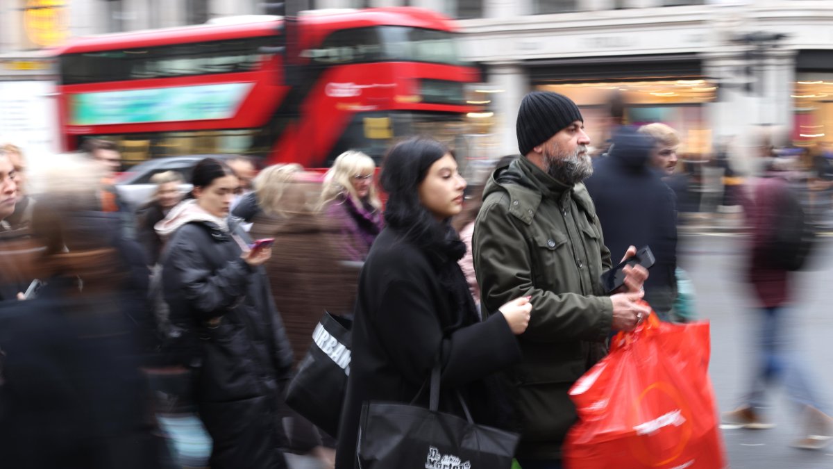 Shoppers carrying bags, London, U.K., Dec. 13, 2024. (EPA Photo)