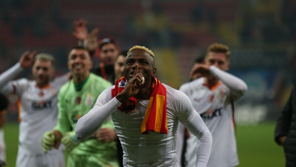 Galatasaray&#039;s Victor Osimhen leads the celebrations after the Süper Lig match against Kayserispor at the RHG Enertürk Enerji Stadium, Kayseri, Türkiye, Dec. 22, 2024. (AA Photo)