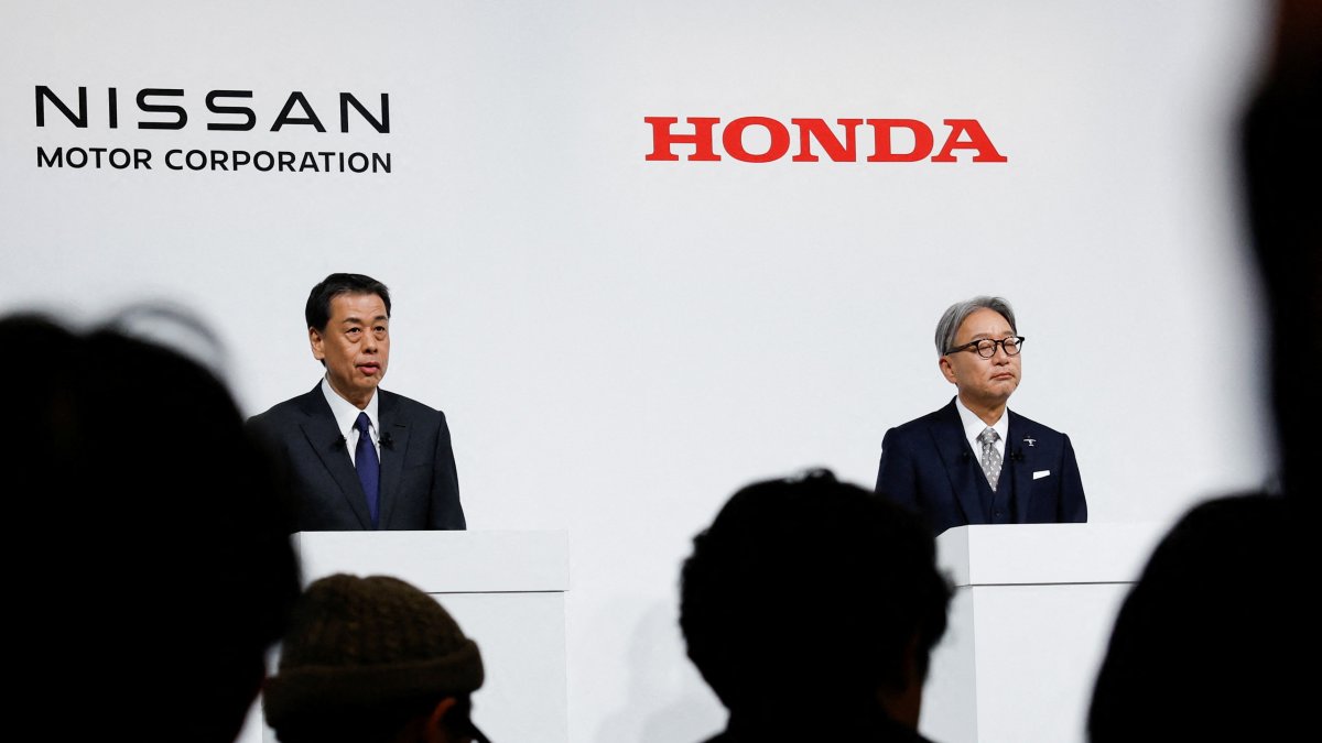 Nissan CEO Makoto Uchida and Toshihiro Mibe, president of Honda, along with Takao Kato, CEO of Mitsubishi Motors (not pictured), hold a joint press conference on their merger talks, Tokyo, Japan, Dec. 23, 2024. (Reuters Photo)