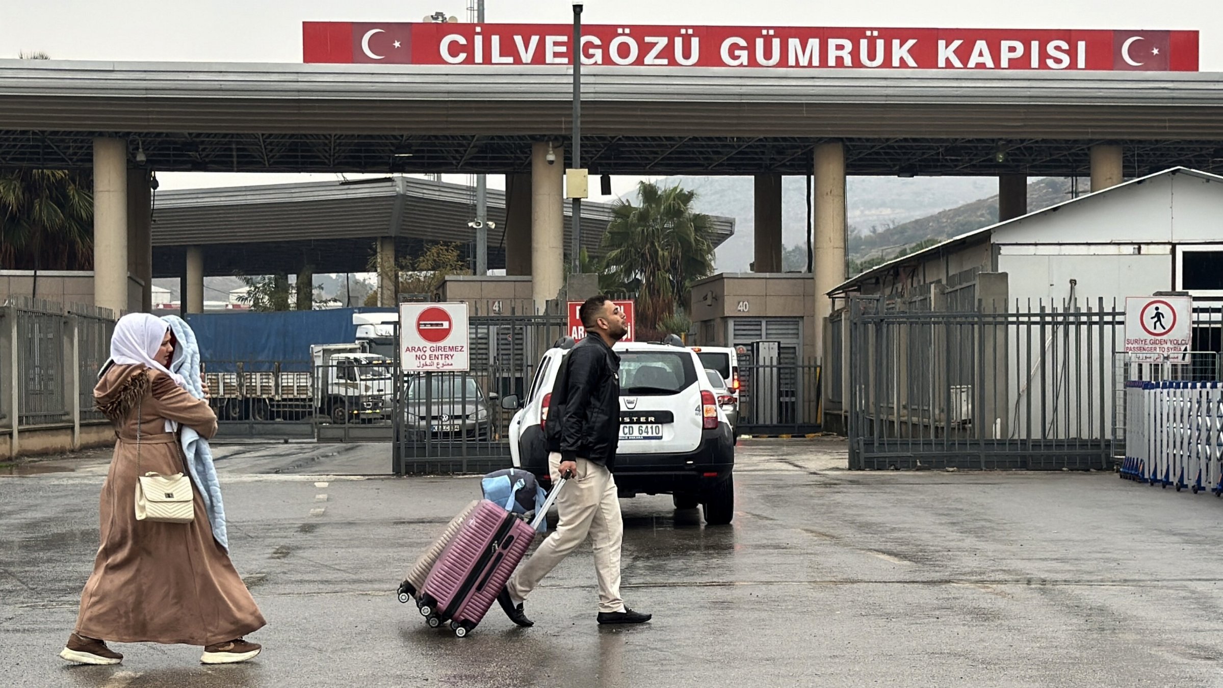 A Syrian family arrives at Cilvegözü border crossing to cross into Syria, Hatay, southern Türkiye, Dec. 23, 2024. (AA Photo)