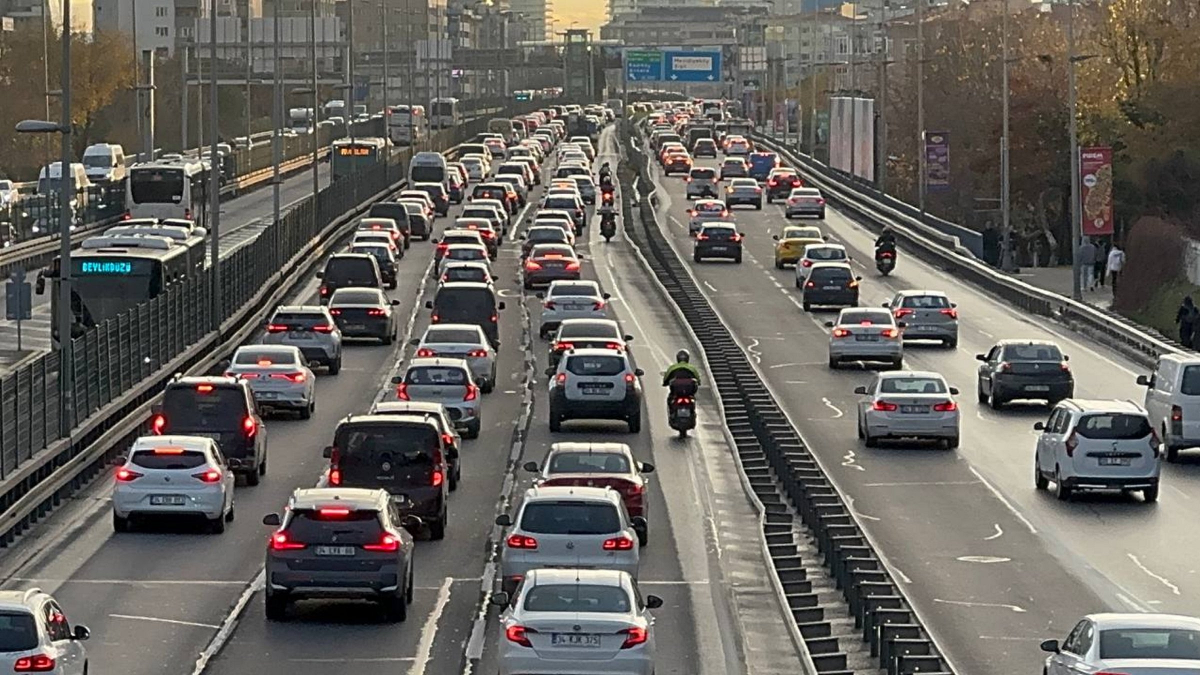 Traffic congests a major highway during morning rush hour, Istanbul, Türkiye, Dec. 23, 2024. (AA Photo)