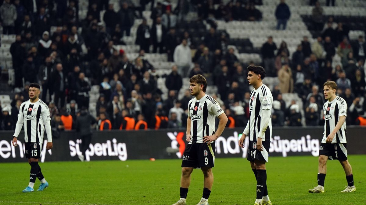 Beşiktaş players look dejected after conceding a goal during a Süper Lig match against Alanyaspor, Istanbul, Türkiye, Dec. 21, 2024. (IHA Photo)