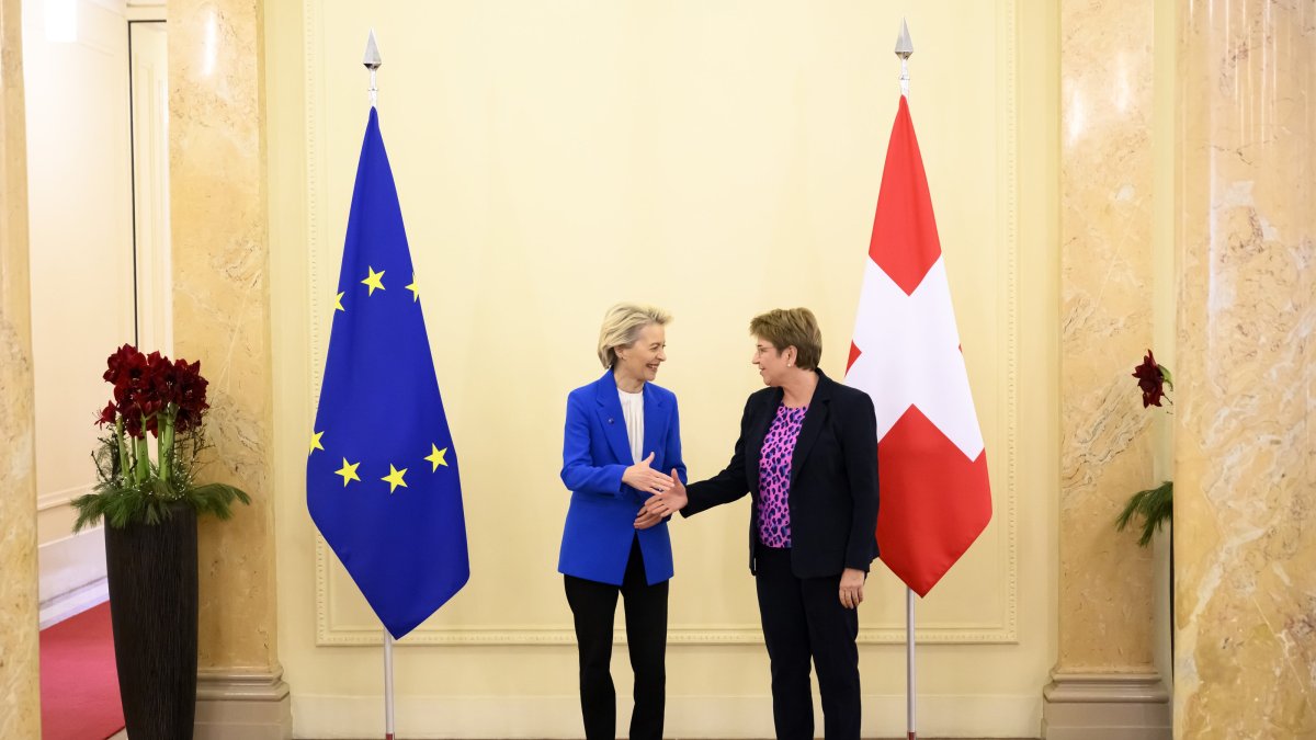 Swiss Federal President Viola Amherd (R) shakes hands with European Commission President Ursula von der Leyen (L) before a bilateral meeting, Bern, Switzerland, Dec. 20, 2024. (EPA Photo)