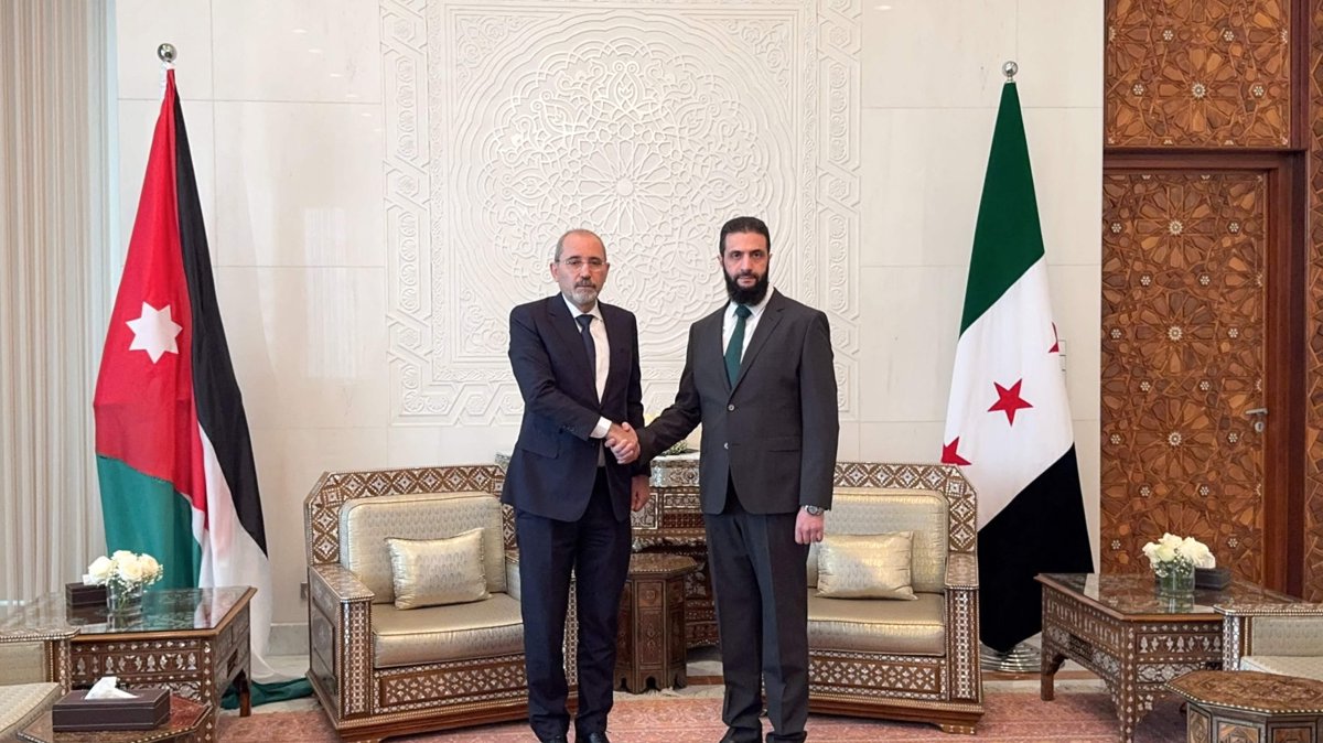  Jordan&#039;s Foreign Minister Ayman Safadi (Left) and Syria&#039;s new leader Ahmed al-Sharaa (also known as Abu Mohammad al-Jolani) shake hands in Damascus, Dec. 23, 2024. (Photo by Jordanian Foreign Ministry / AFP)