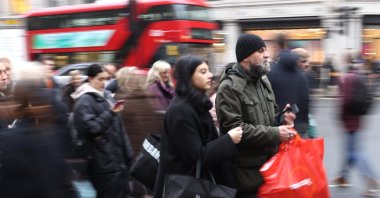 Shoppers carrying bags, London, U.K., Dec. 13, 2024. (EPA Photo)