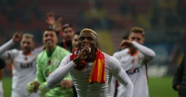 Galatasaray&#039;s Victor Osimhen leads the celebrations after the Süper Lig match against Kayserispor at the RHG Enertürk Enerji Stadium, Kayseri, Türkiye, Dec. 22, 2024. (AA Photo)