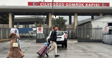 A Syrian family arrives at Cilvegözü border crossing to cross into Syria, Hatay, southern Türkiye, Dec. 23, 2024. (AA Photo)