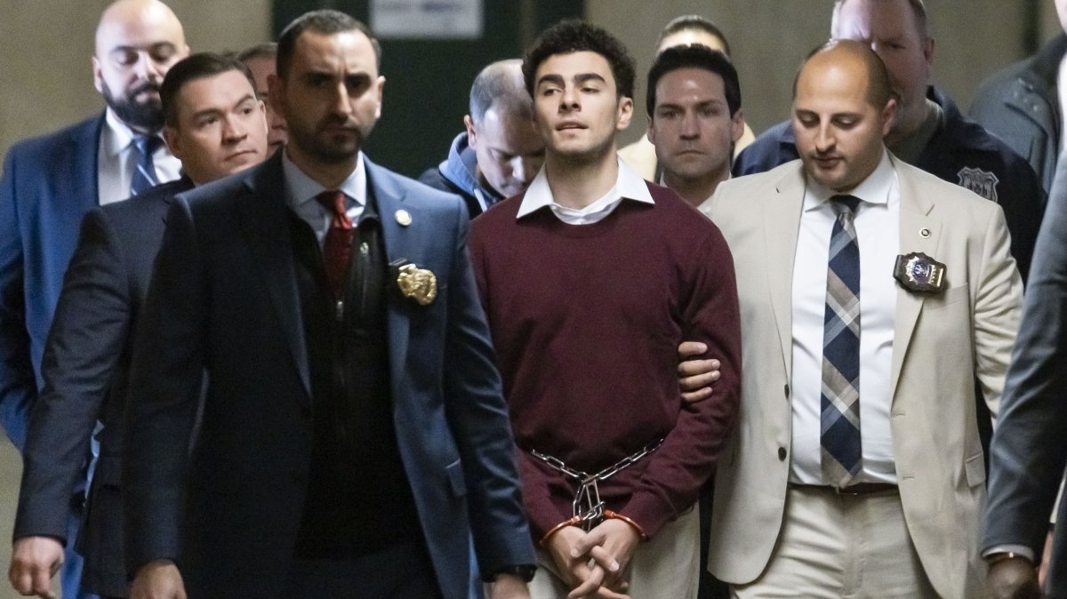 Luigi Mangione (C) is escorted by police officers following a hearing at New York State Supreme Court on murder charges, in New York, U.S., Dec. 23, 2024. (EPA Photo)