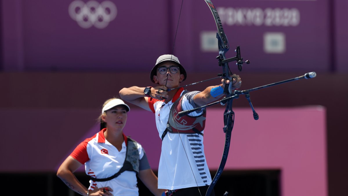 Turkish archers Mete Gazoz (R) and Yasemin Ecem Anagöğüz in action during the Tokyo Olympics mixed team round of 16 at Yumenoshima Park Archery Area, Tokyo, Japan, July 25, 2021. (AA Photo)