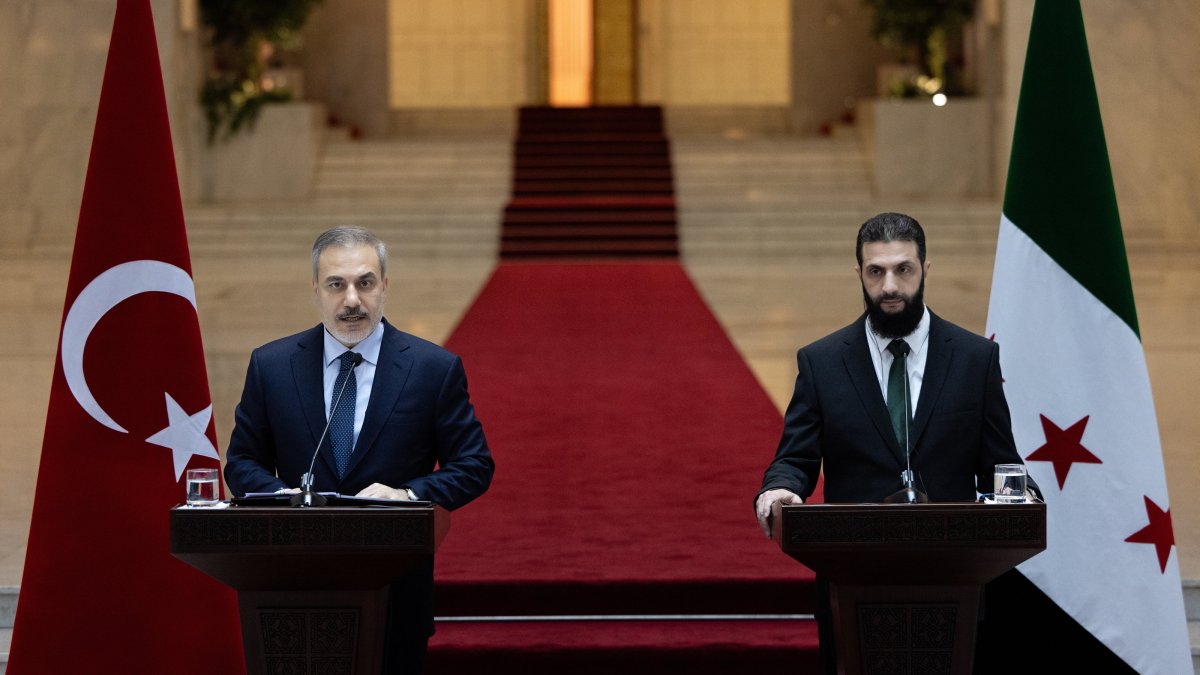 Foreign Minister Hakan Fidan (L) and Syria&#039;s de facto leader Ahmed al-Sharaa (R), attend a press conference after their meeting in Damascus, Syria, Dec. 22, 2024. (Turkish Foreign Ministry Press Office Handout via EPA)