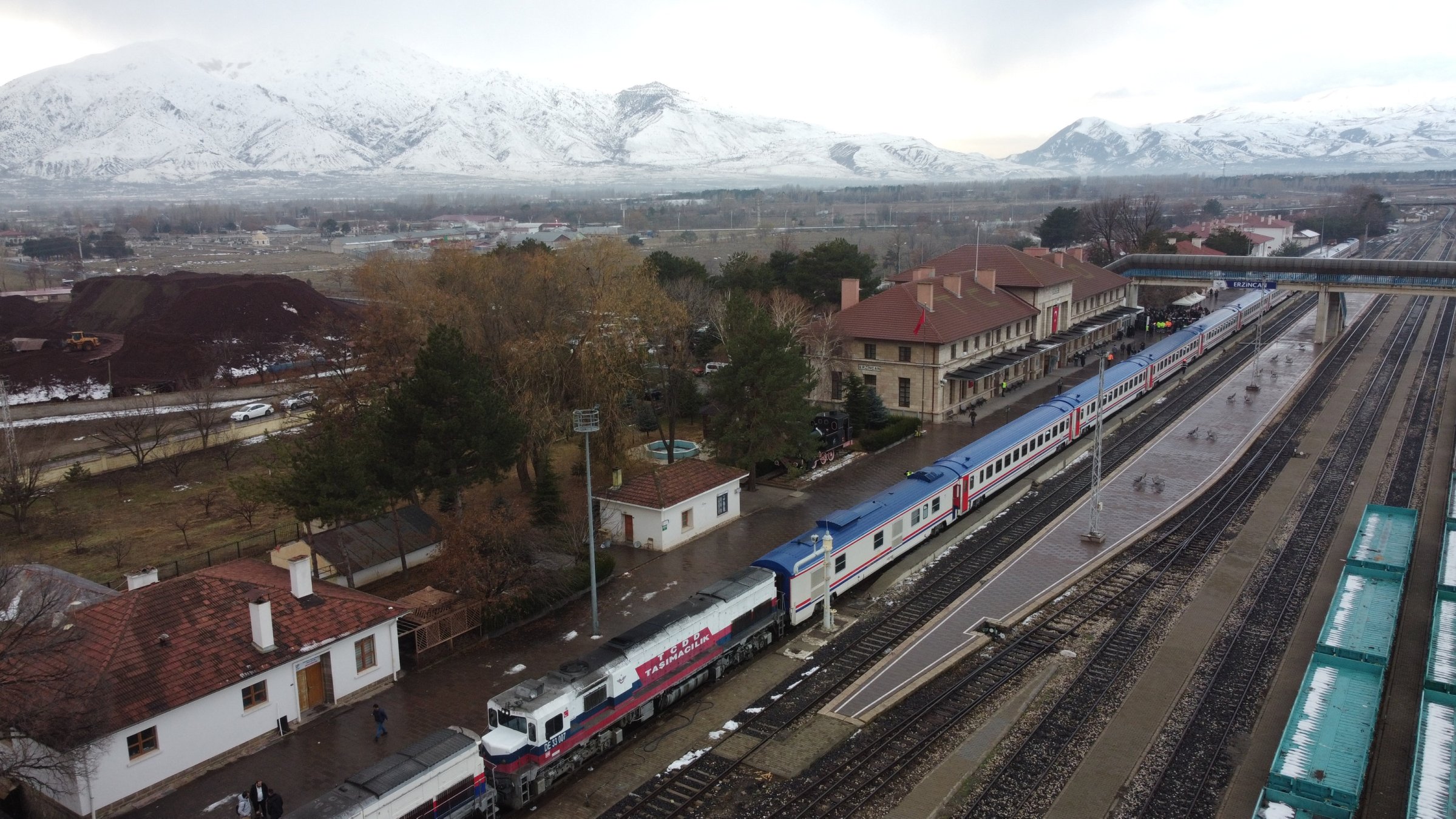 The Tourist Eastern Express arrives after an 18-hour journey from Ankara, greeted with a ceremony, Erzincan, Türkiye, Dec. 24, 2024. (AA Photo)