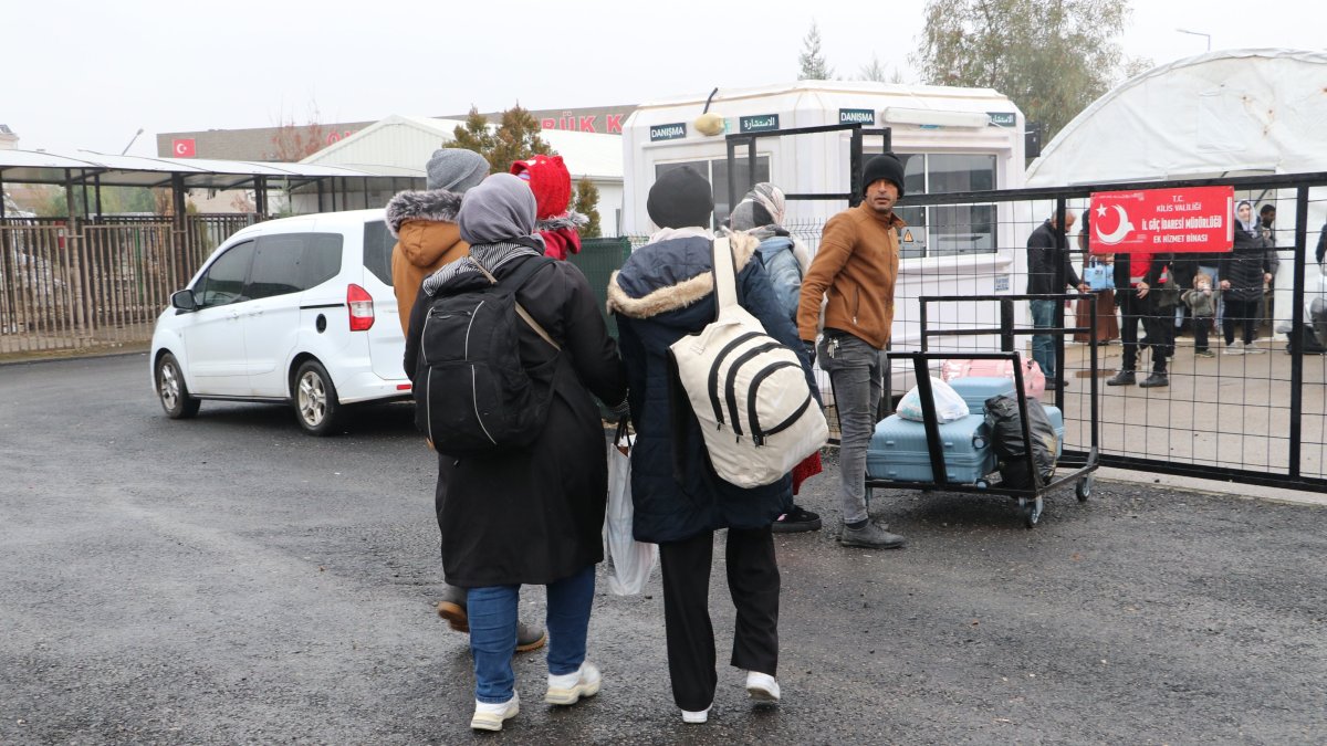 Syrians head to Öncüpınar border crossing, in Kilis, southern Türkiye, Dec. 23, 2024. (AA Photo) 