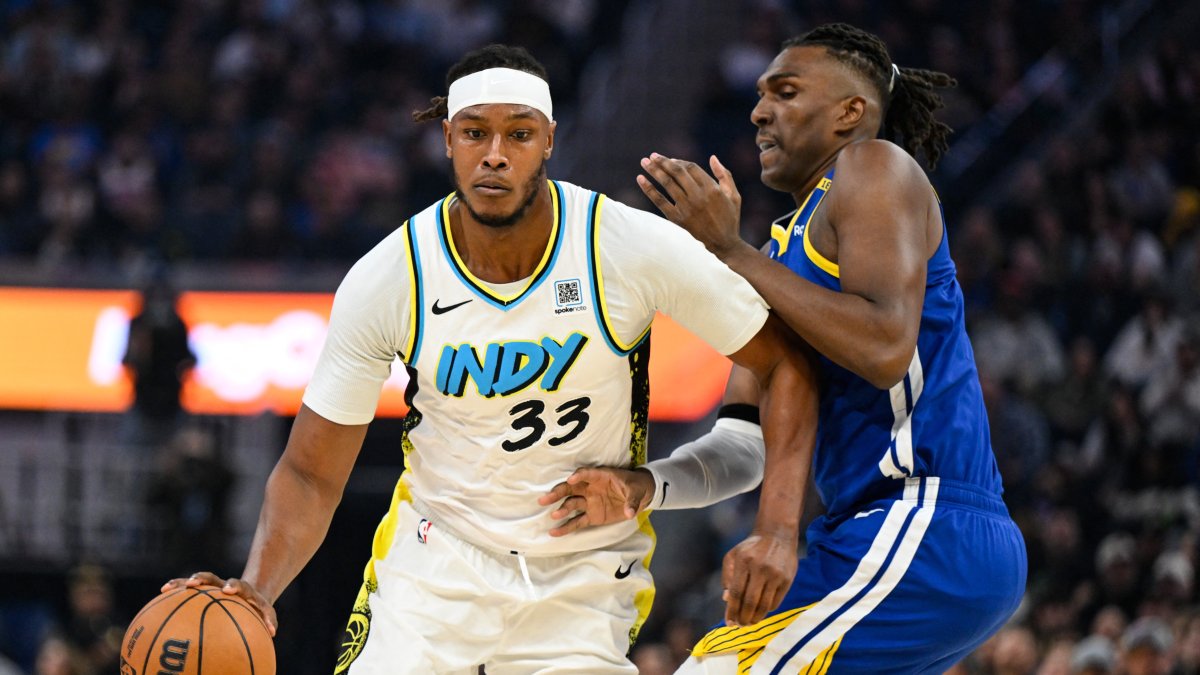 Indiana Pacers center Myles Turner (L) dribbles against Golden State Warriors forward Kevon Looney in the first quarter at Chase Center, San Francisco, California, U.S., Dec. 23, 2024. (Reuters Photo)