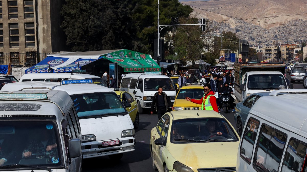 A volunteer regulates traffic, Damascus, Syria, Dec. 23, 2024. (Reuters Photo)