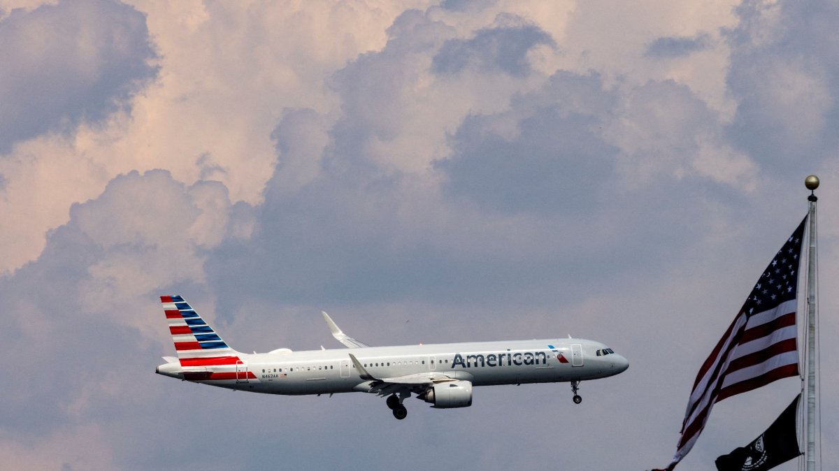 An American Airlines commercial aircraft flies over Washington as it approaches to land at Dulles International Airport, as seen from Washington, U.S., Aug. 5, 2024. (Reuters Photo)