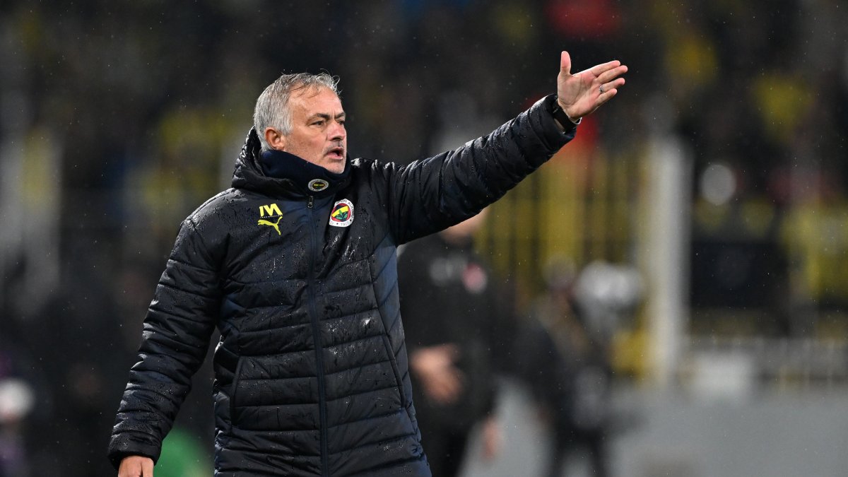 Fenerbahçe coach Jose Mourinho gives instructions during the Süper Lig match against Başakşehir at the Ülker Stadium, Istanbul, Türkiye, Dec. 15, 2024. (AA Photo)