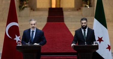 Foreign Minister Hakan Fidan (L) and Syria's de facto leader Ahmed al-Sharaa (R), attend a press conference after their meeting in Damascus, Syria, Dec. 22, 2024. (Turkish Foreign Ministry Press Office Handout via EPA)