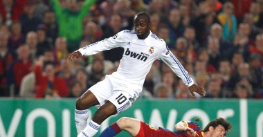 Real Madrid&#039;s Lassana Diarra (L) in action with Barcelona&#039;s Lionel Messi during the UEFA Champions League semifinal second leg match at the Camp Nou, Barcelona, Spain, May 5, 2011. (Reuters Photo)