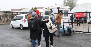 Syrians head to Öncüpınar border crossing, in Kilis, southern Türkiye, Dec. 23, 2024. (AA Photo) 