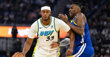 Indiana Pacers center Myles Turner (L) dribbles against Golden State Warriors forward Kevon Looney in the first quarter at Chase Center, San Francisco, California, U.S., Dec. 23, 2024. (Reuters Photo)