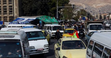 A volunteer regulates traffic, Damascus, Syria, Dec. 23, 2024. (Reuters Photo)