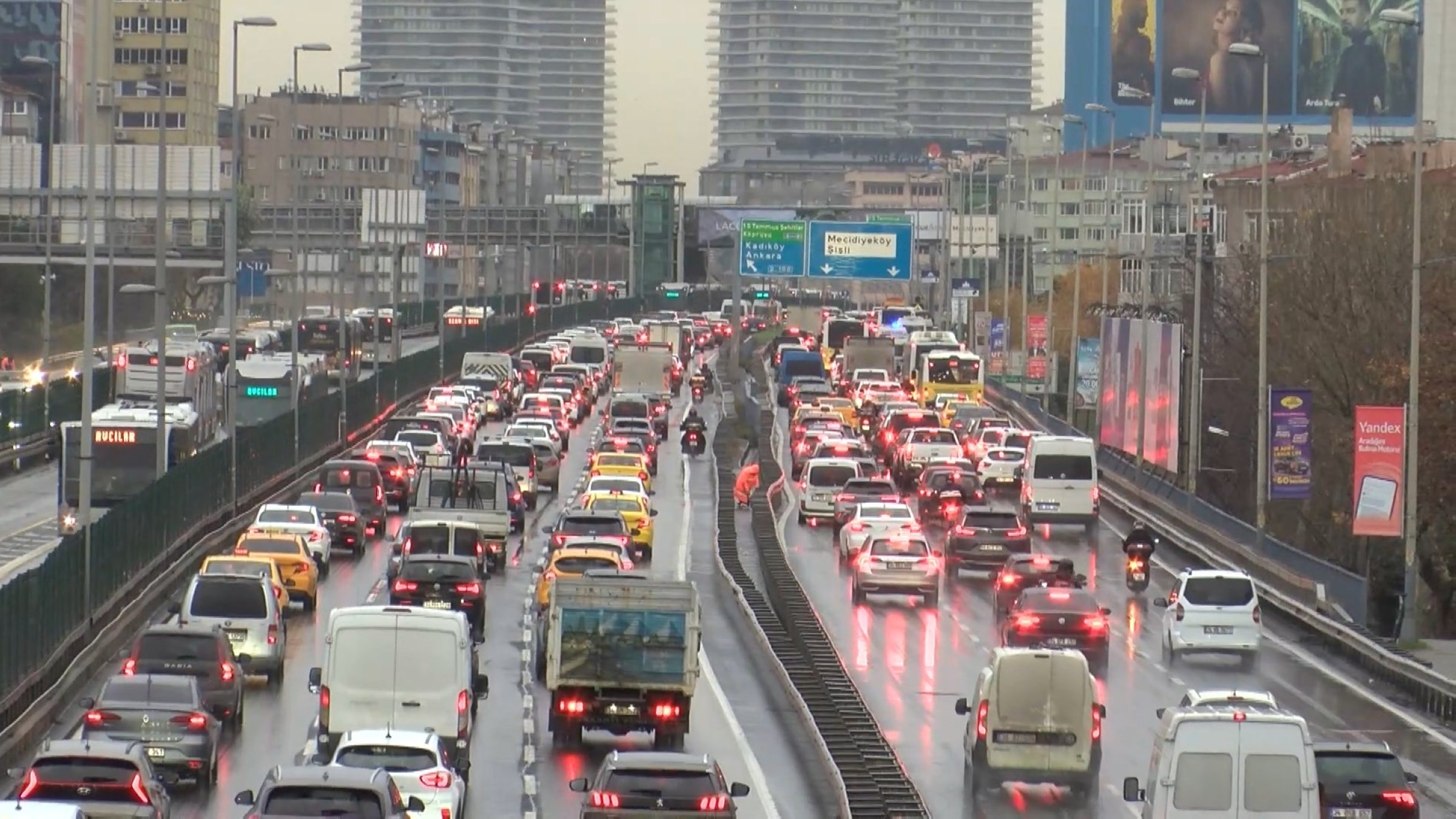 An aerial view of cars and passenger vehicles in Istanbul&#039;s Mecidiyeköy neighborhood on a rainy day, Istanbul, Türkiye, Dec. 24, 2024. (IHA Photo)