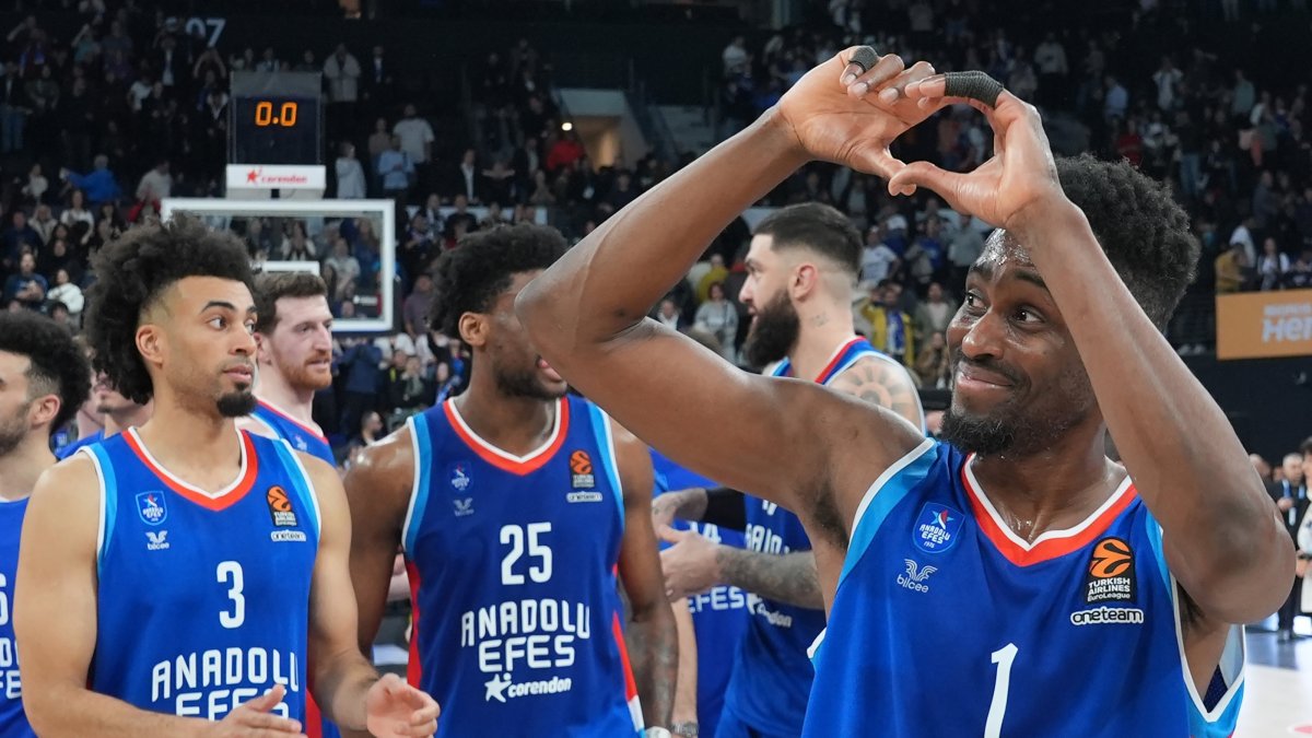 Anadolu Efes players applaud fans after the Turkish Airlines EuroLeague match against Partizan at the Sinan Erdem Dome, Istanbul, Türkiye, Dec. 20, 2024. (AA Photo)