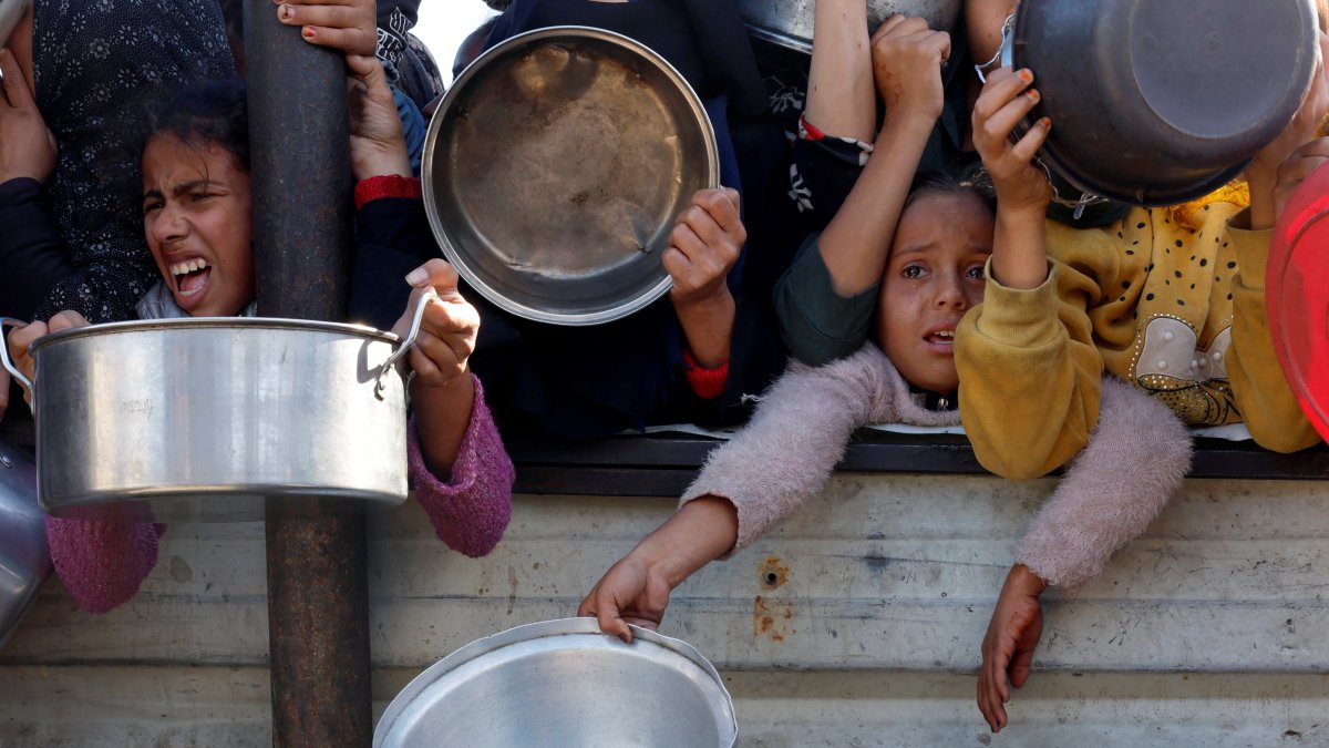 Palestinian children gather to receive food cooked by a charity kitchen amid a hunger crisis in Khan Younis, southern Gaza Strip, Palestine, Dec. 4, 2024. (Reuters Photo)