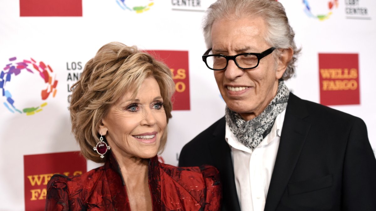 Jane Fonda (L) and Richard Perry pose together at the Hyatt Regency Century Plaza, Los Angeles, U.S., Nov. 7, 2015. (AP Photo)