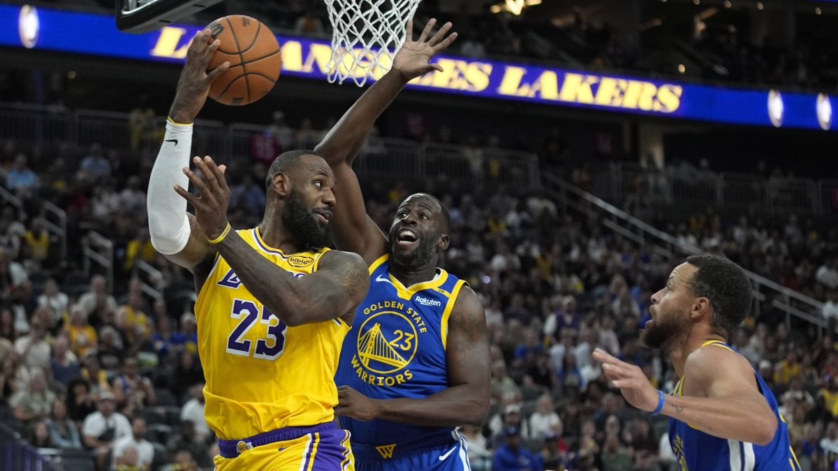 Los Angeles Lakers forward LeBron James (L) passes around Golden State Warriors&#039; Draymond Green during the first half of an NBA preseason basketball game, Las Vegas, U.S., Oct. 15, 2024. (AP Photo)